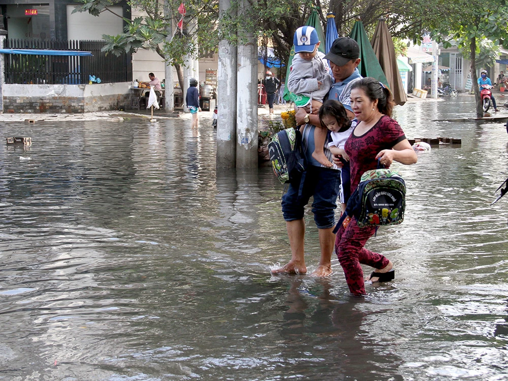 Người dân quận 12 khổ sở vượt 'biển nước' đi làm ảnh 14